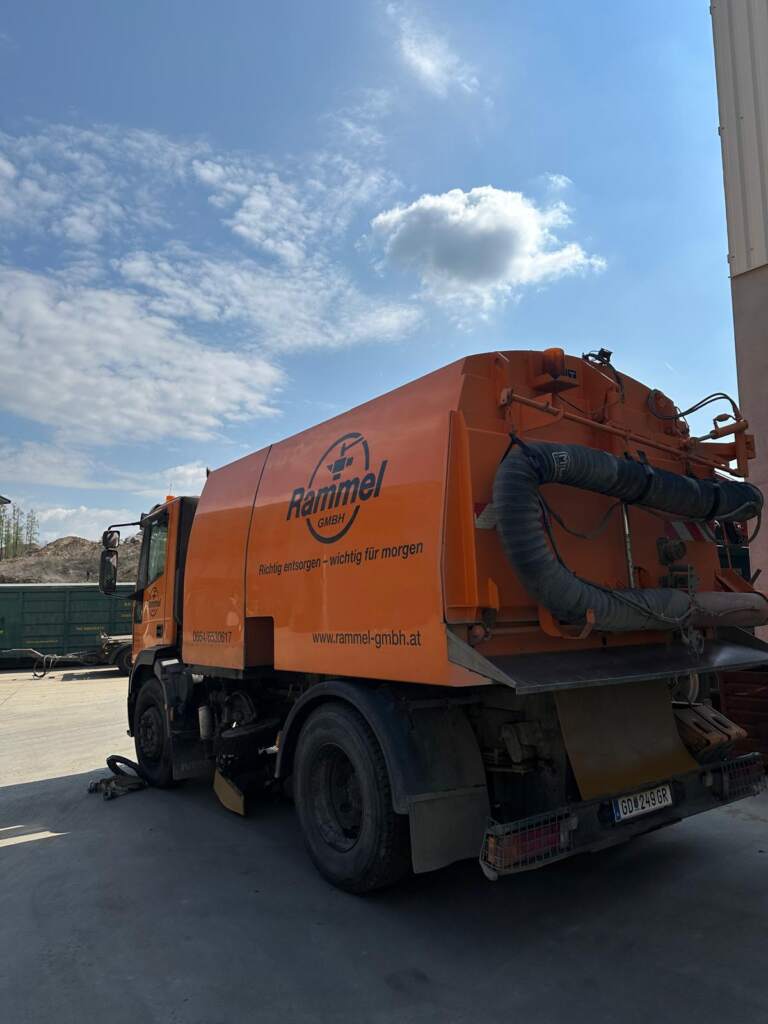 Kehrmaschine der Rammel GmbH im Einsatz für die Straßenreinigung